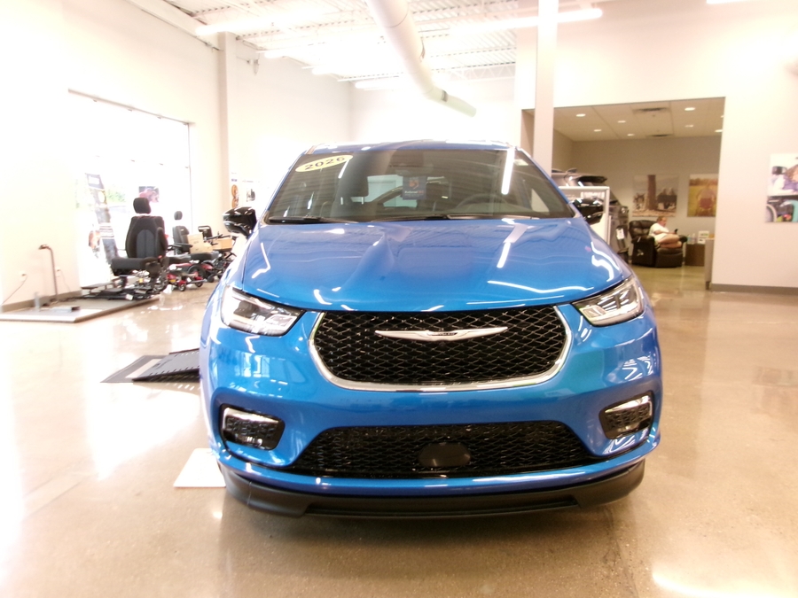 Blue Chrysler Pacifica image number 35