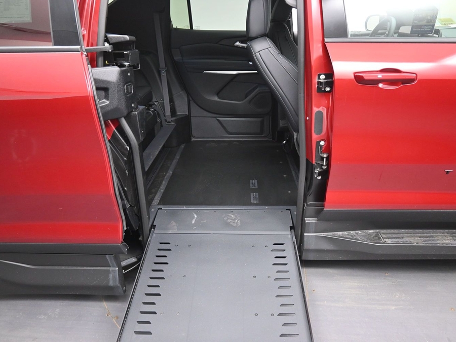 New 2026 Chevrolet Traverse 1LT Midnight - BraunAbility Side Entry In Floor Automatic Ramp