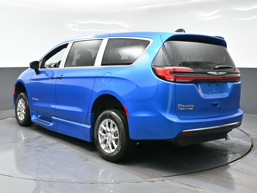 New 2026 Chrysler Pacifica Select Safety - BraunAbility Side Entry Entry In Floor Automatic Ramp