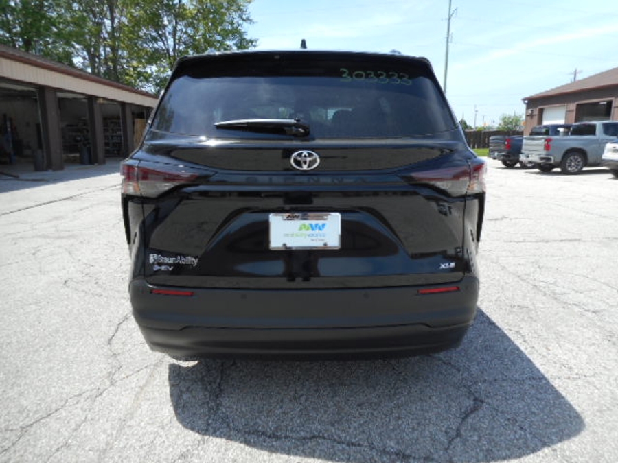 Black Toyota Sienna image number 4