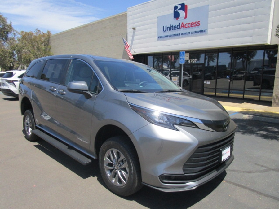 New 2026 Toyota Sienna Hybrid LE - Vantage Mobility Commercial Rear Entry Entry Fold Out Manual Ramp