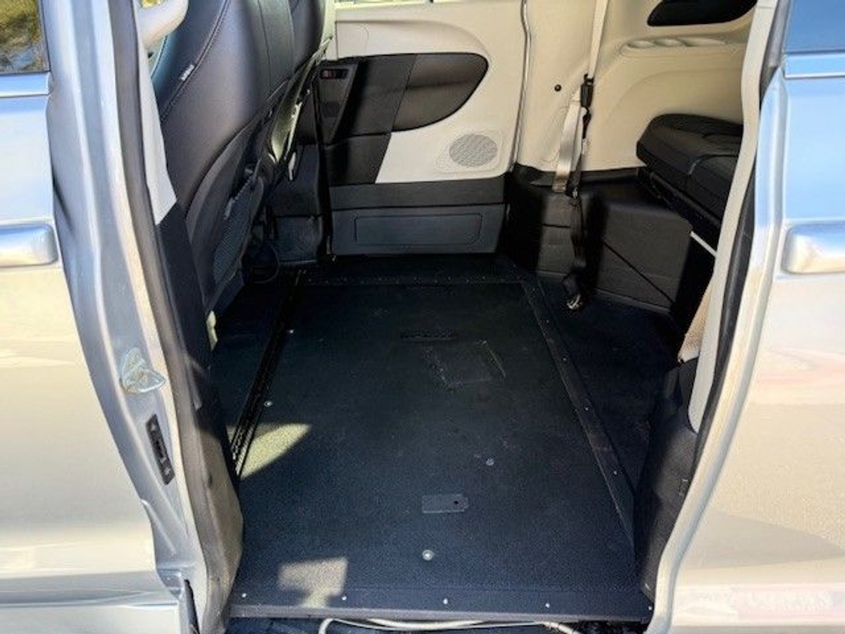 Silver Chrysler Pacifica image number 10