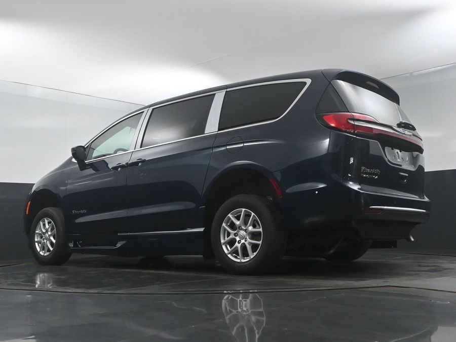 New 2025 Chrysler Pacifica SELECT PLUS - BraunAbility Side Entry Entry Fold Out Automatic Ramp