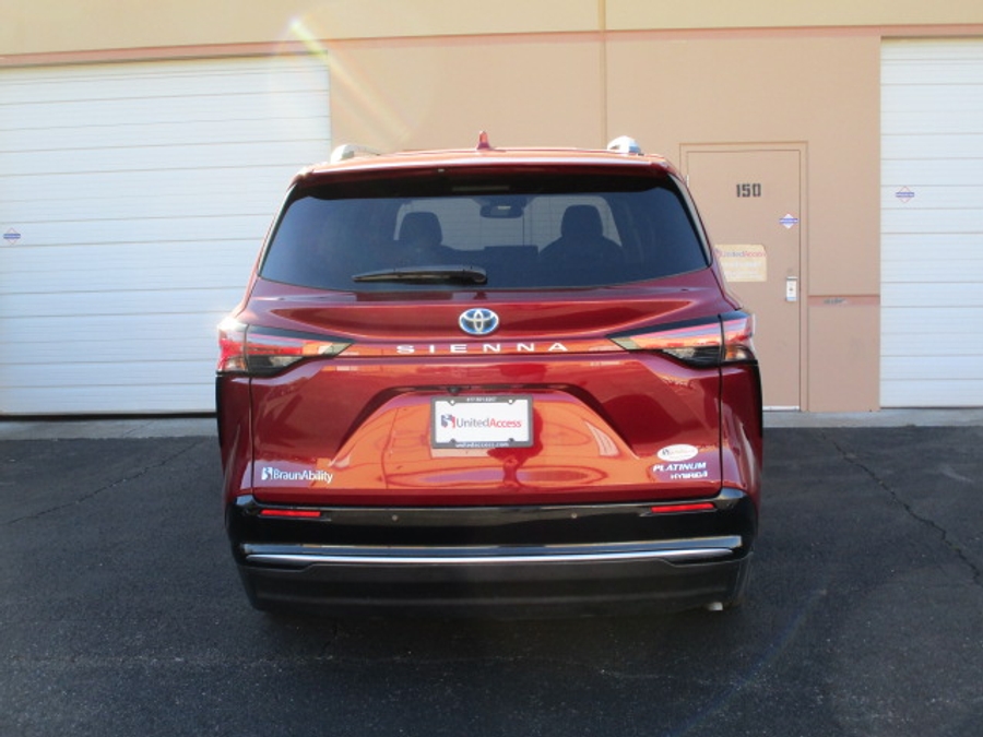 Used 2022 Toyota Sienna Hybrid Platinum - BraunAbility Side Entry Entry In Floor Automatic Ramp