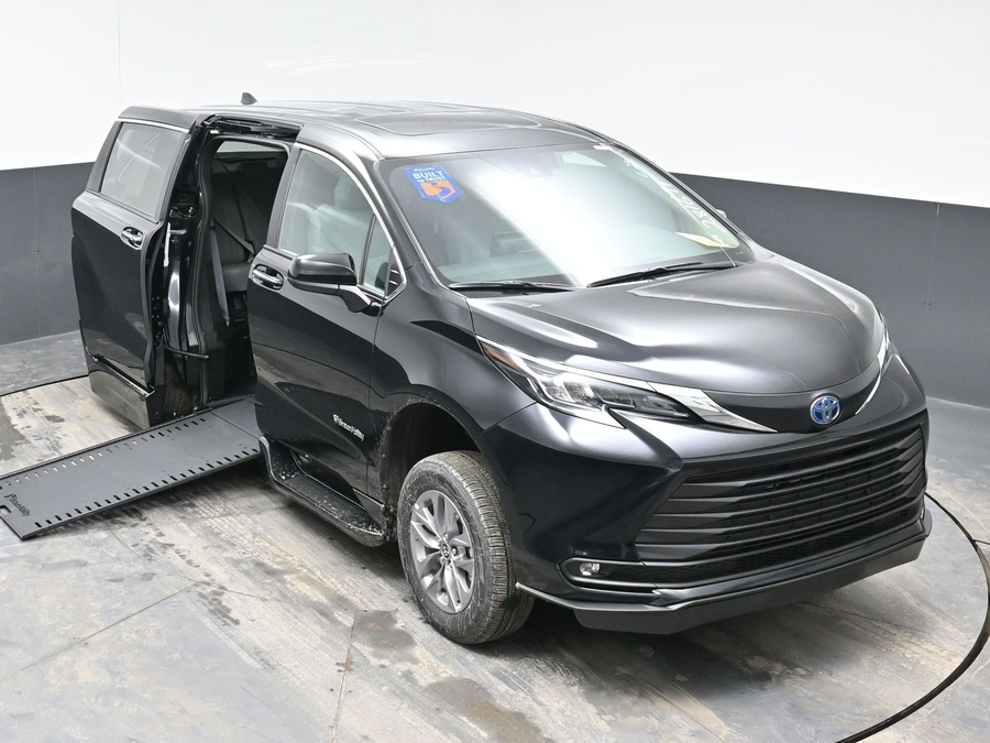 Black Toyota Sienna image number 22