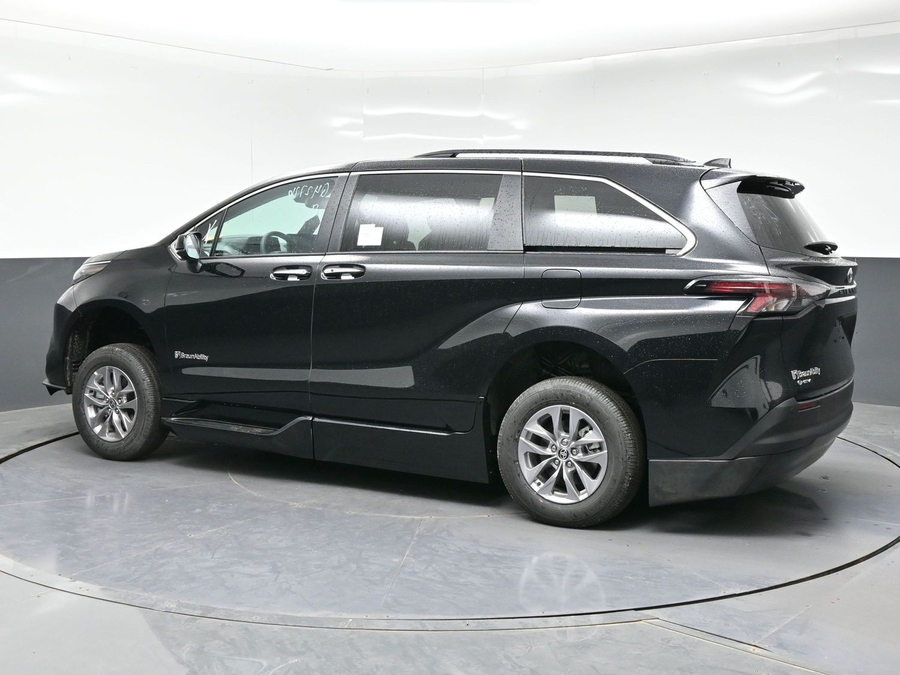 New 2026 Toyota Sienna Hybrid XLE Base - BraunAbility Side Entry Entry Fold Out Automatic Ramp