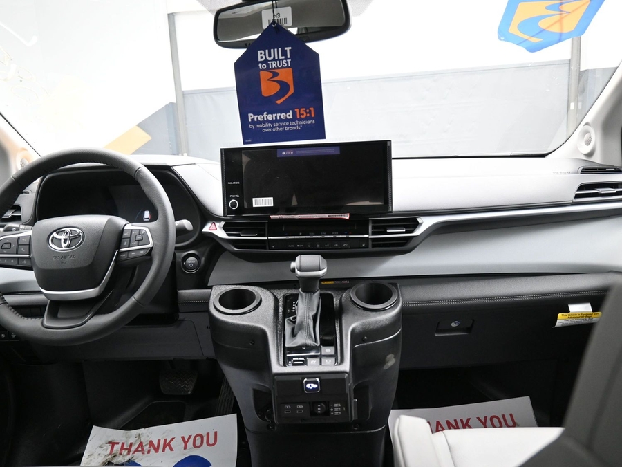 Grey Toyota Sienna image number 12