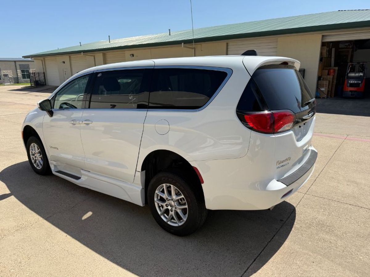 White Chrysler Voyager image number 4