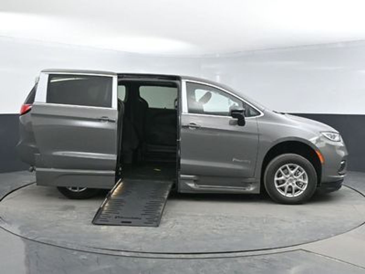 Grey Chrysler Pacifica image number 8