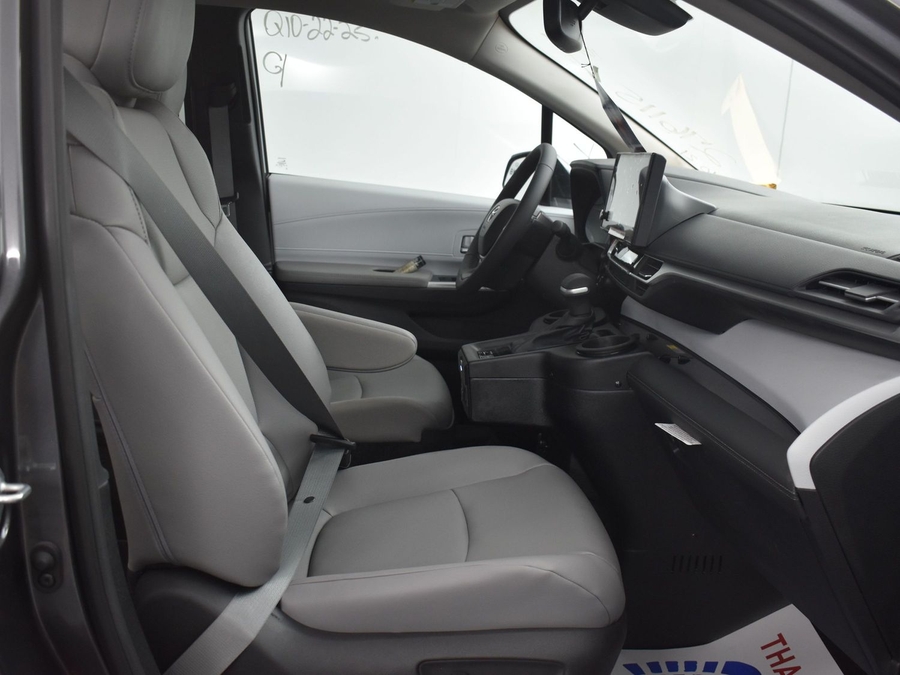 New 2025 Toyota Sienna Hybrid XLE Base - BraunAbility Side Entry Entry Fold Out Automatic Ramp