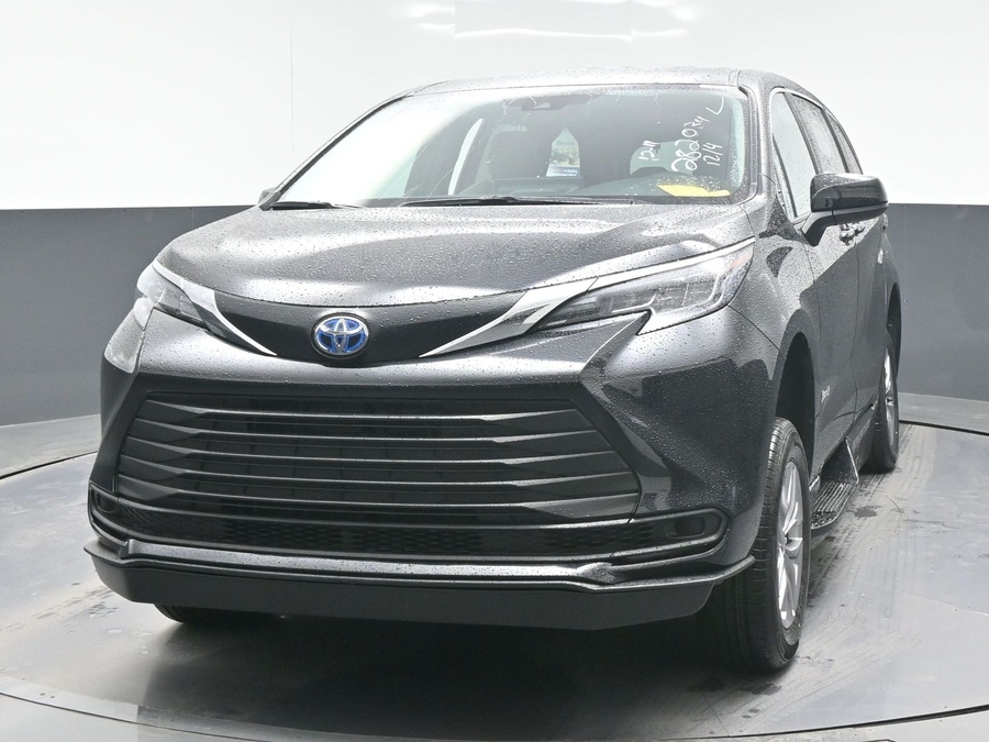 New 2025 Toyota Sienna Hybrid LE - BraunAbility Side Entry Entry Fold Out Automatic Ramp