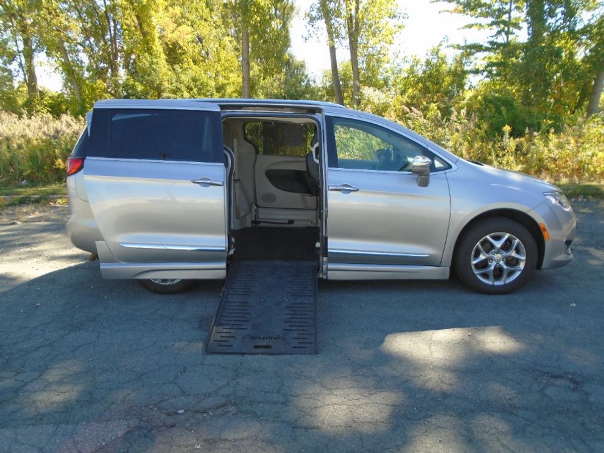 2018 Chrysler Pacifica Limited's photo
