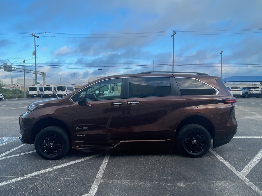 Orange Toyota Sienna image number 4