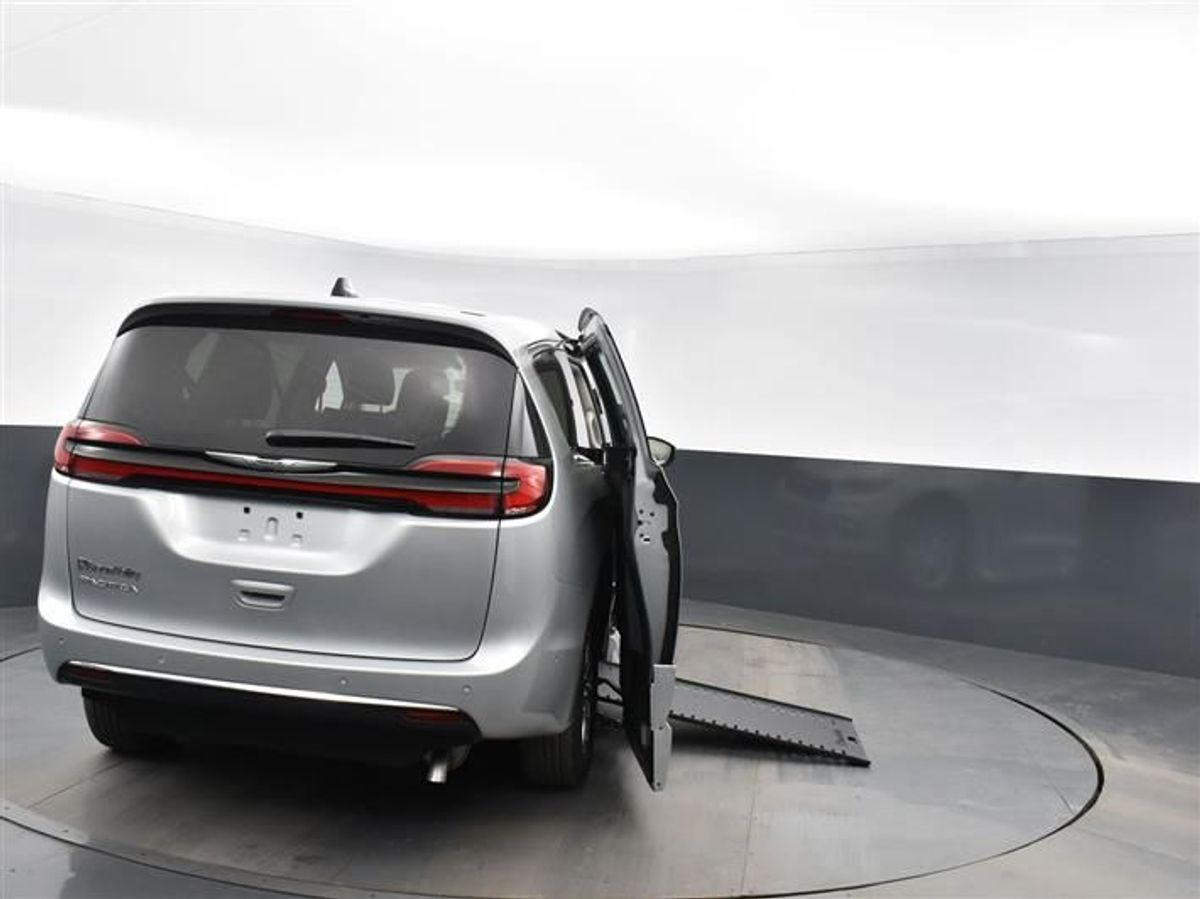 Silver Chrysler Pacifica image number 5