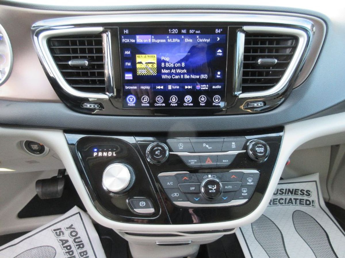 Black Chrysler Pacifica image number 5