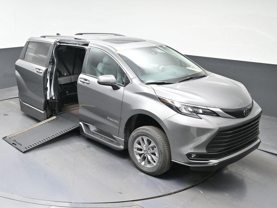 Grey Toyota Sienna image number 19