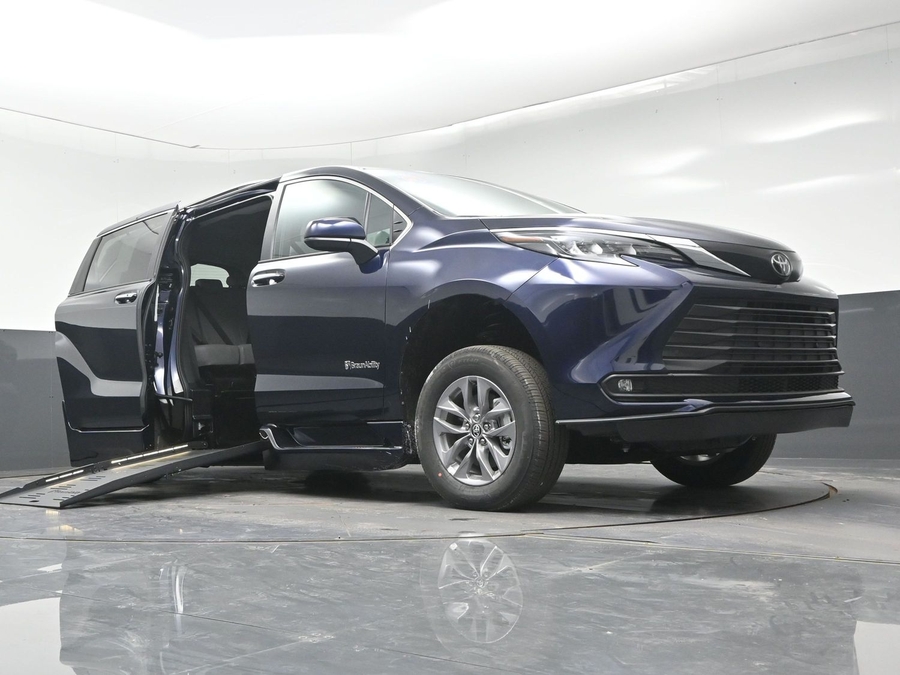 Blue Toyota Sienna image number 13