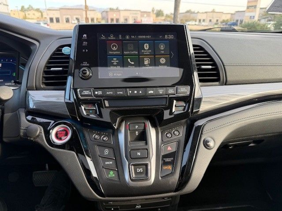 White Honda Odyssey image number 14