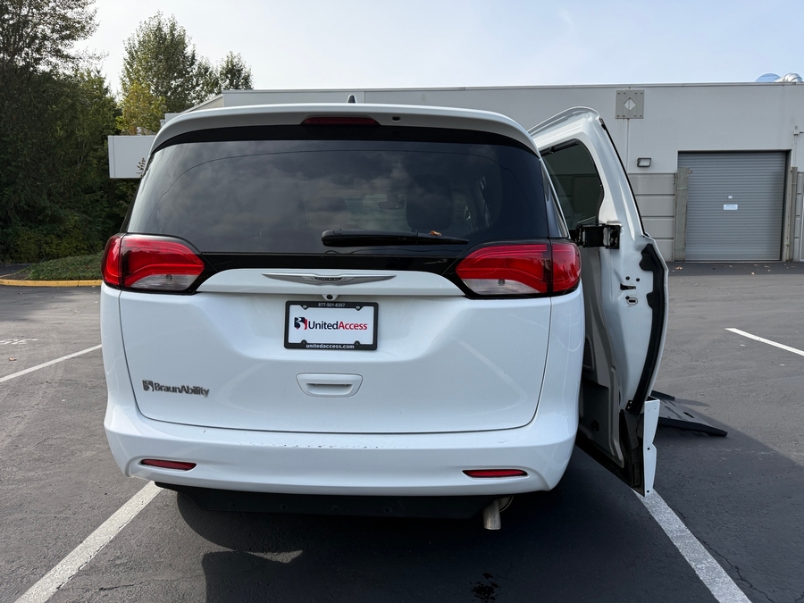 Used 2021 Chrysler Voyager LXi - BraunAbility Side Entry Fold Out Automatic Ramp