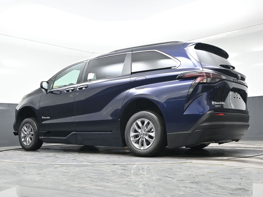 New 2026 Toyota Sienna Hybrid XLE Base - BraunAbility Side Entry Fold Out Automatic Ramp