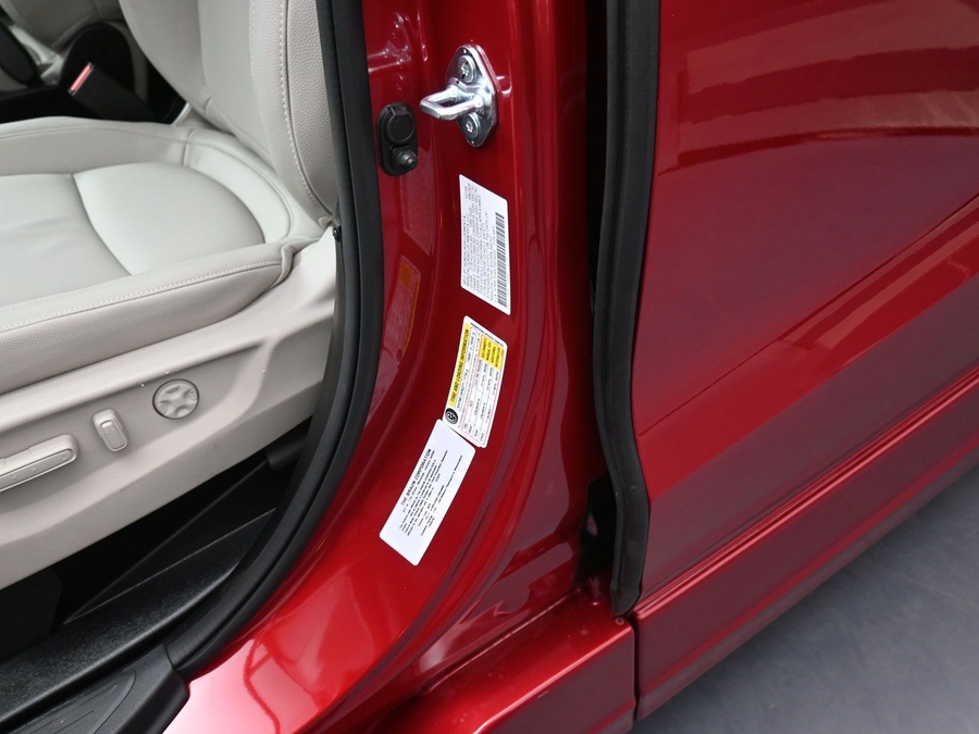 Red Honda Odyssey image number 21