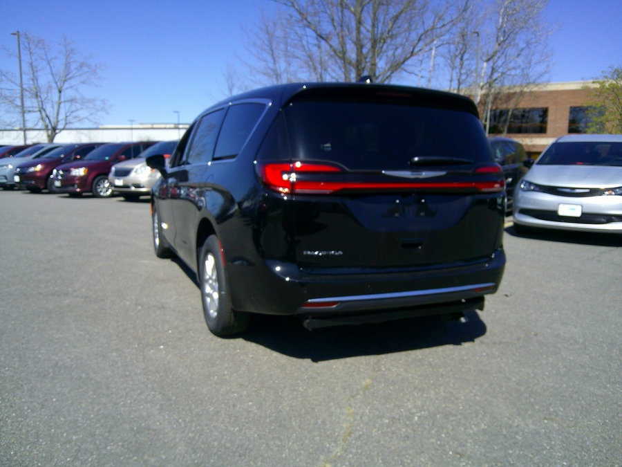 Black Chrysler Pacifica image number 9