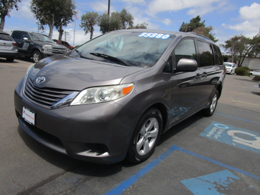 Used 2015 Toyota Sienna LE - FRE Rear Entry Entry Fold Out Manual Ramp