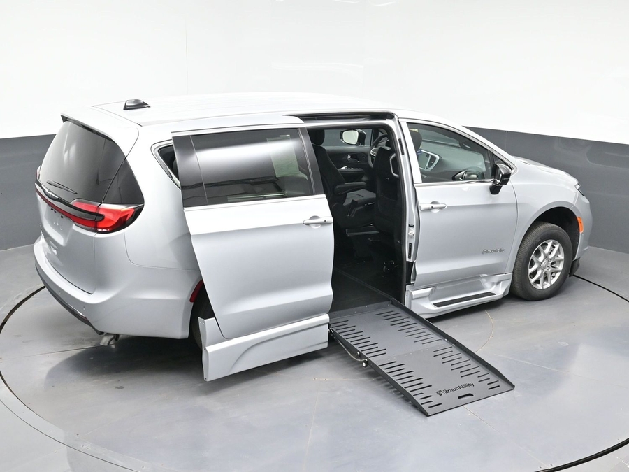 Silver Chrysler Pacifica image number 12