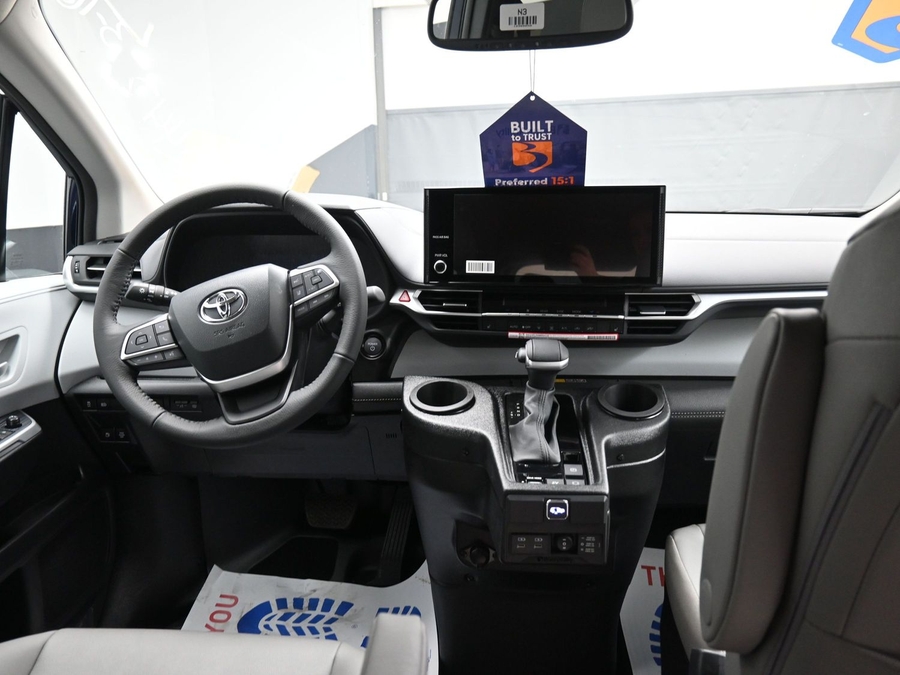 New 2026 Toyota Sienna Hybrid XLE Base - BraunAbility Side Entry Entry Fold Out Automatic Ramp