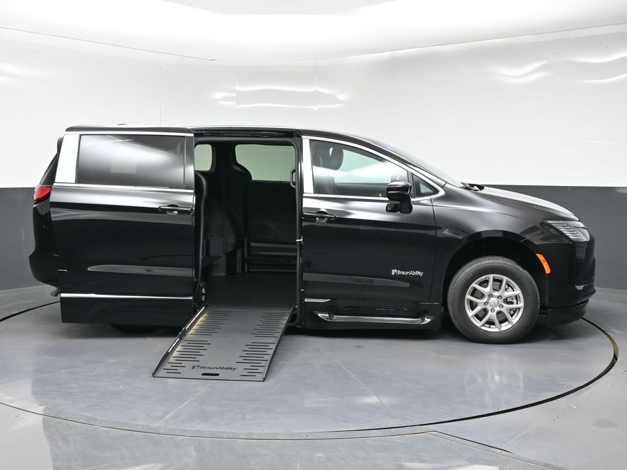 Black Chrysler Pacifica image number 5