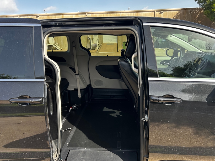 Used 2024 Chrysler Pacifica Touring L - BraunAbility Side Entry In Floor Automatic Ramp