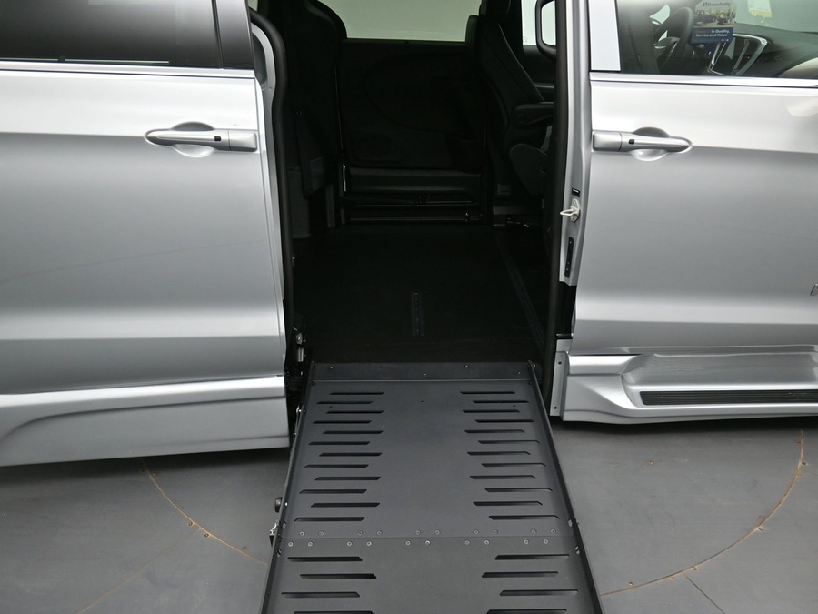 Silver Chrysler Pacifica image number 15