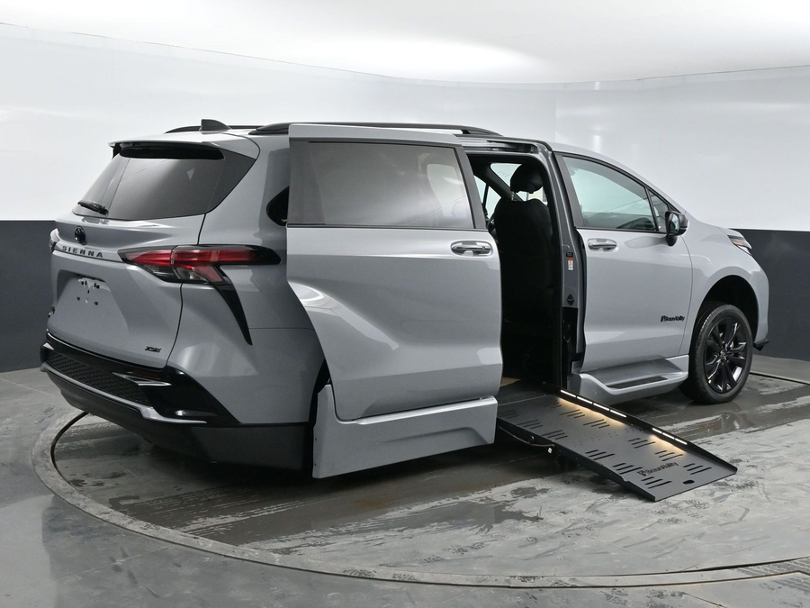 New 2026 Toyota Sienna Hybrid XSE Sport - BraunAbility Side Entry Fold Out Automatic Ramp