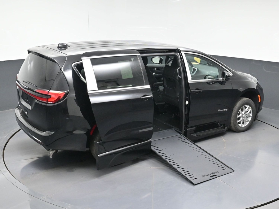 Black Chrysler Pacifica image number 24
