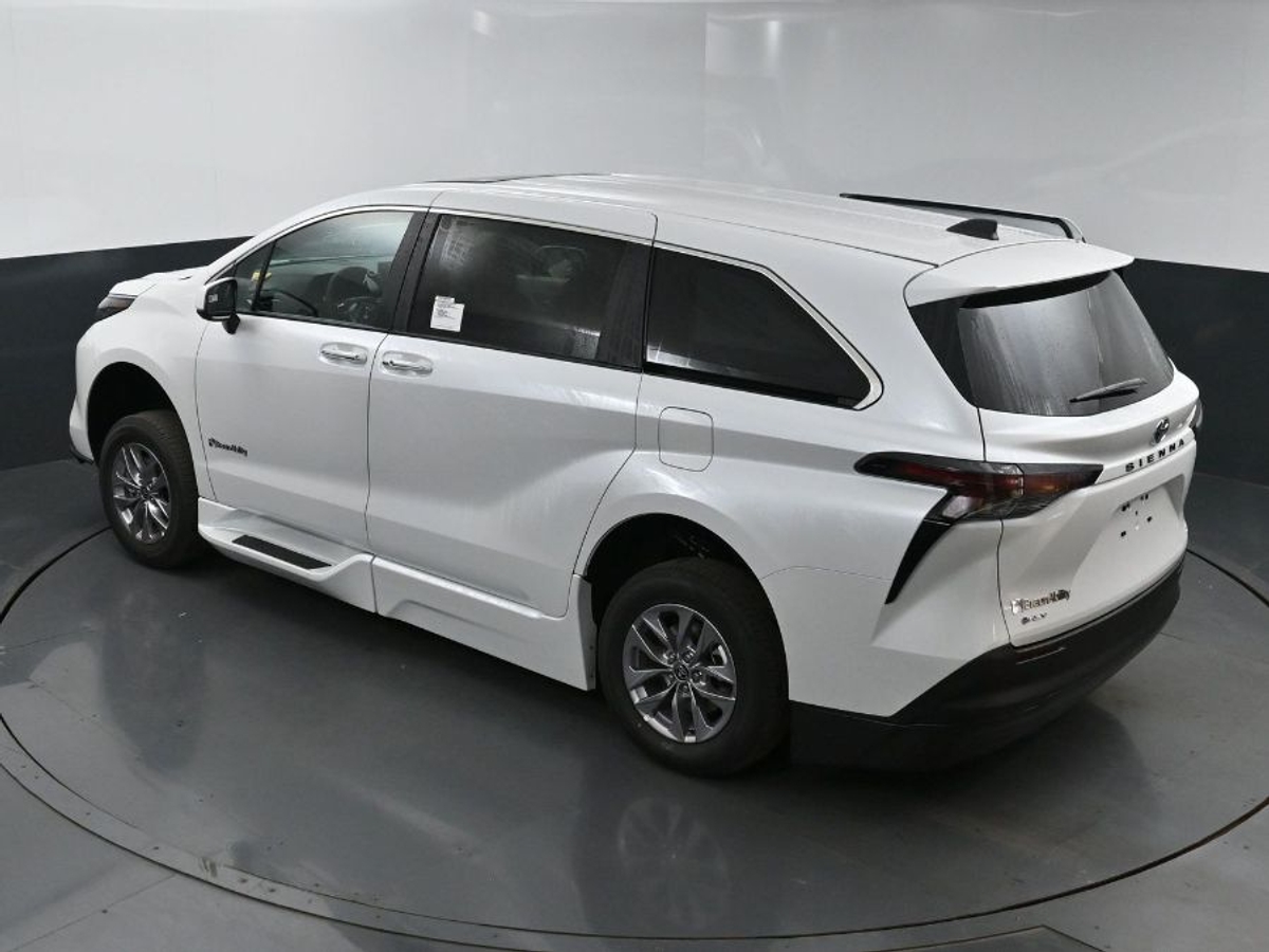 White Toyota Sienna image number 23