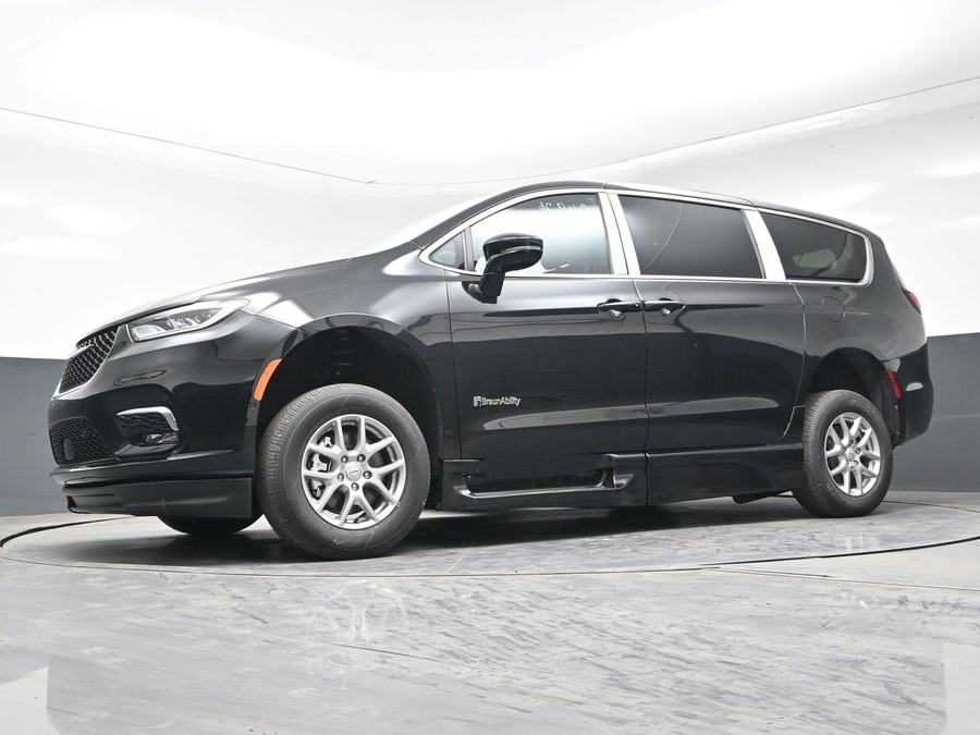 Black Chrysler Pacifica image number 16