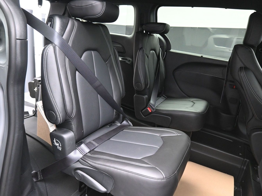 Silver Chrysler Voyager image number 17