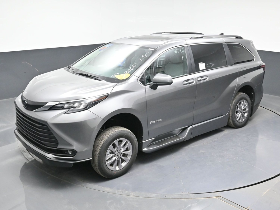 New 2026 Toyota Sienna Hybrid XLE Add - BraunAbility Side Entry Fold Out Automatic Ramp