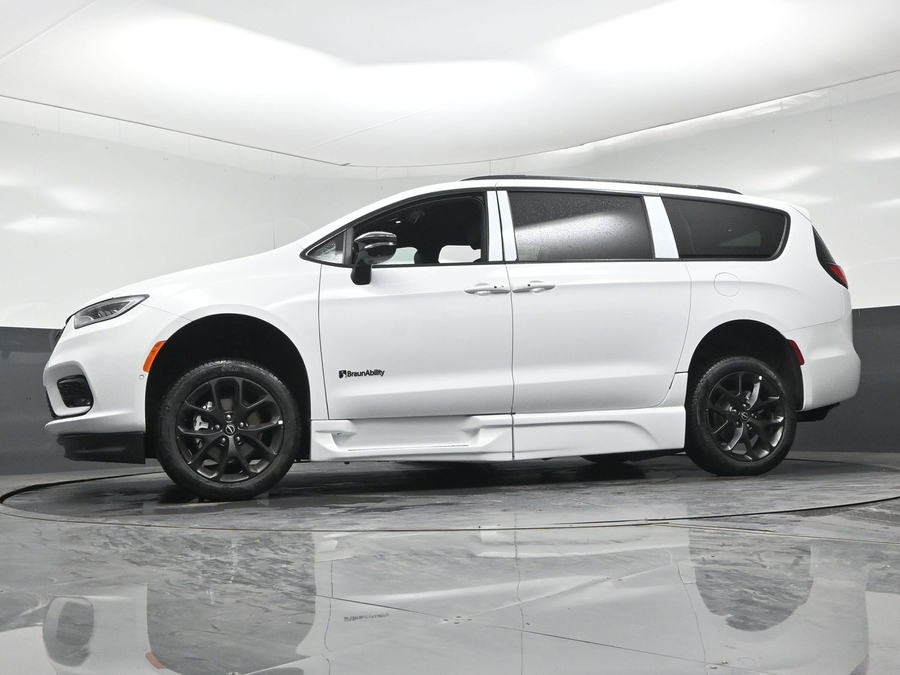 White Chrysler Pacifica image number 16