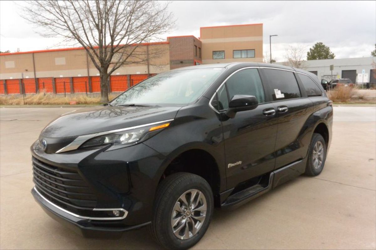 Black Toyota Sienna image number 2