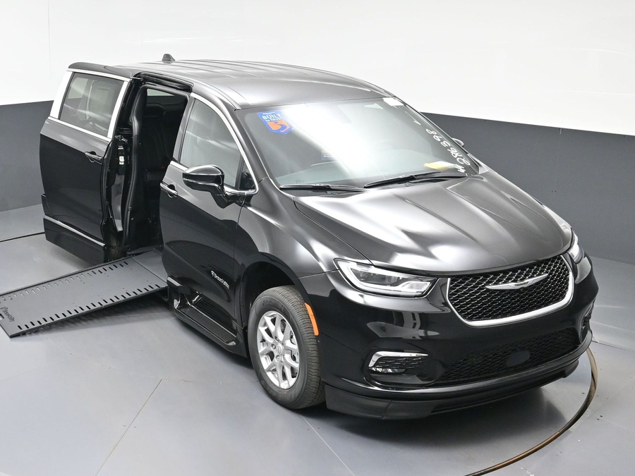 Black Chrysler Pacifica image number 19