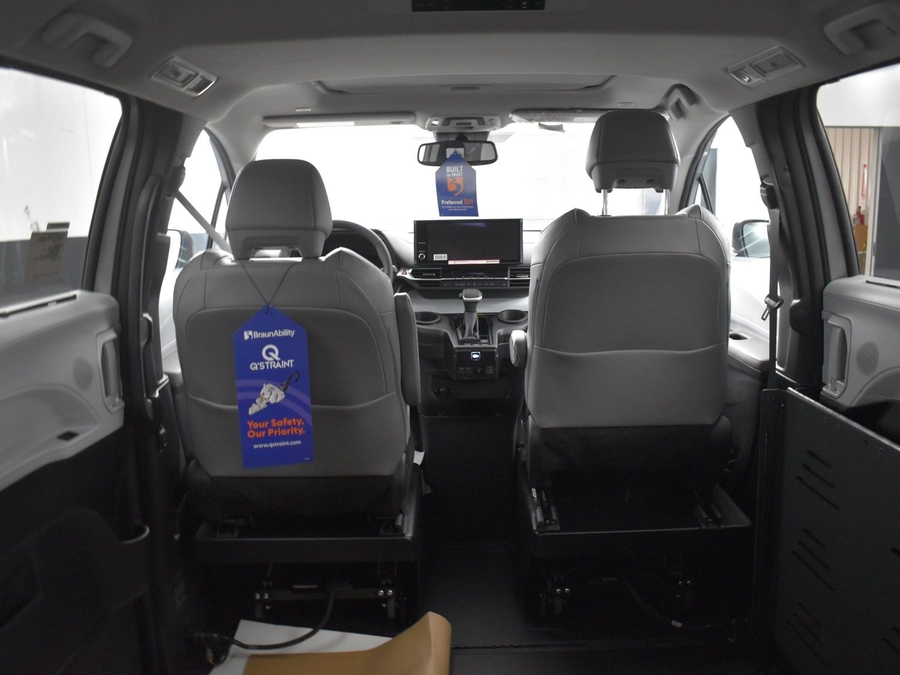New 2025 Toyota Sienna Hybrid XLE Base - BraunAbility Side Entry Entry Fold Out Automatic Ramp