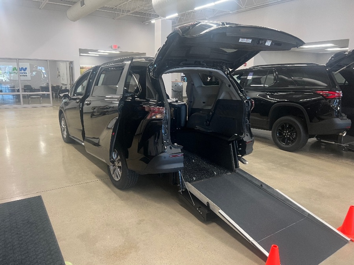 2024 TOYOTA SIENNA - Image 8