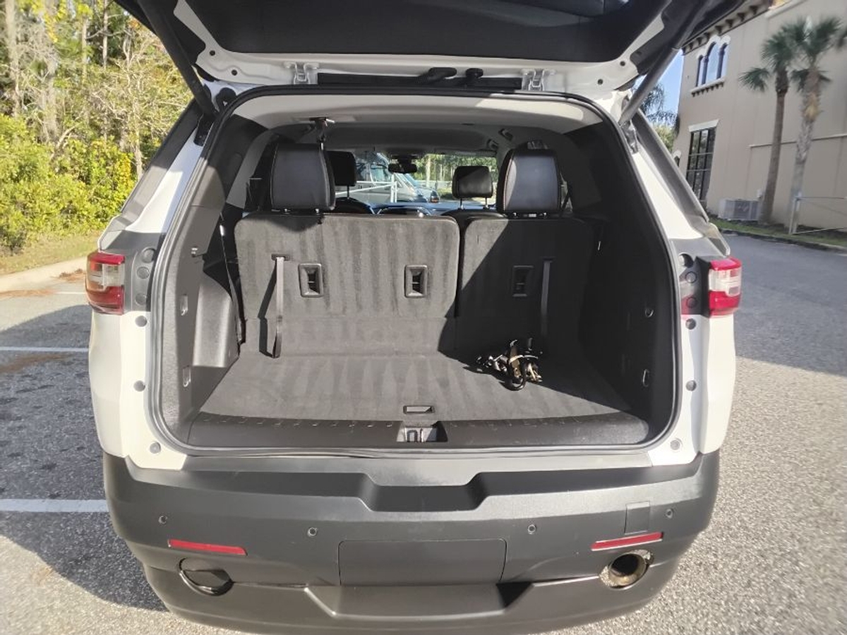 White Chevrolet Traverse image number 7
