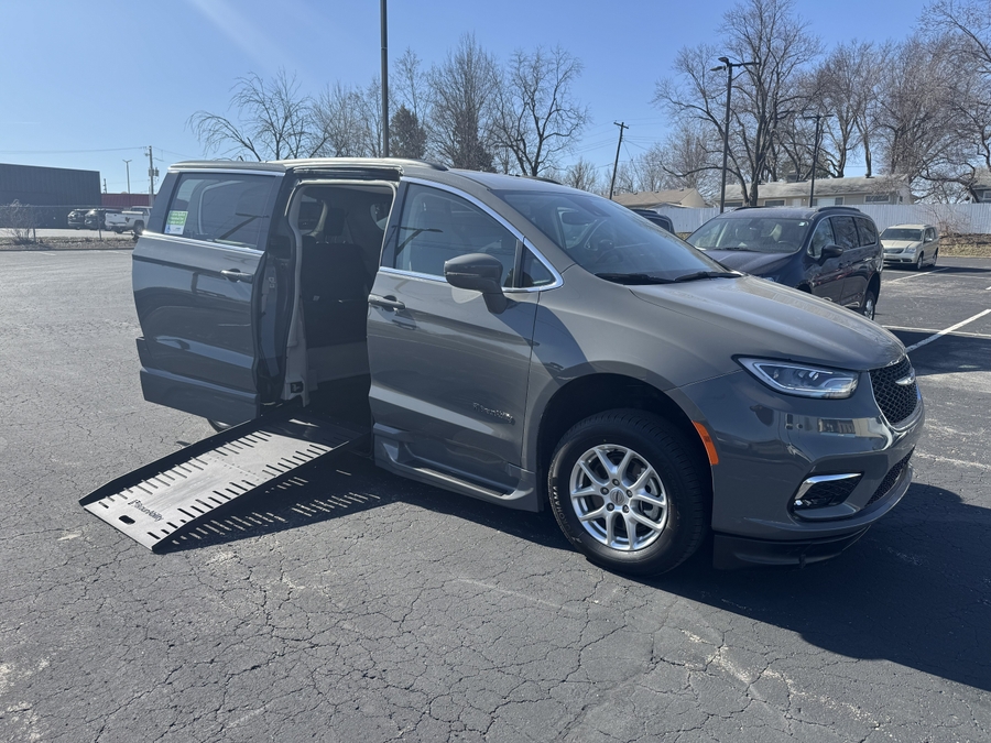 2022 Chrysler Pacifica Touring L's photo