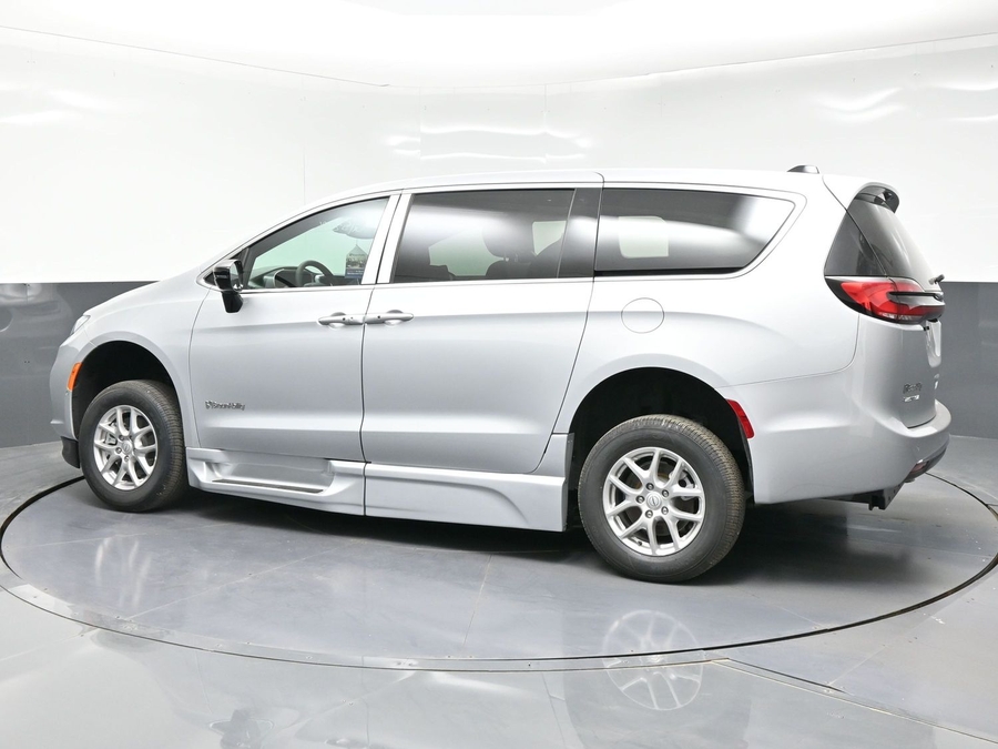2026 Chrysler Pacifica Select's photo