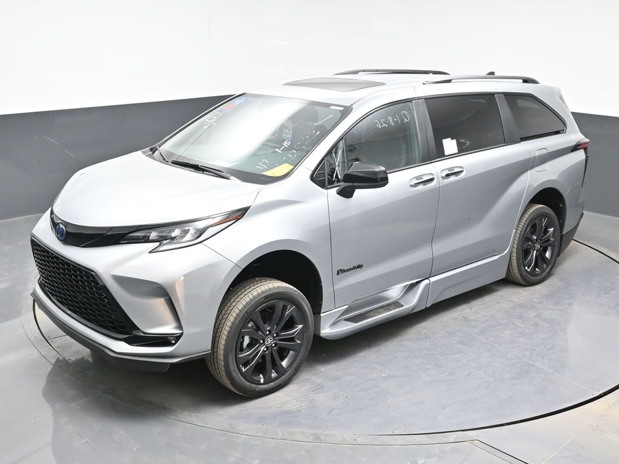 Silver Toyota Sienna image number 23