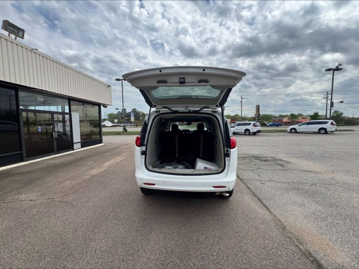White Chrysler Voyager image number 6