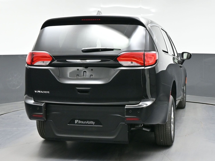 Black Chrysler Voyager image number 5