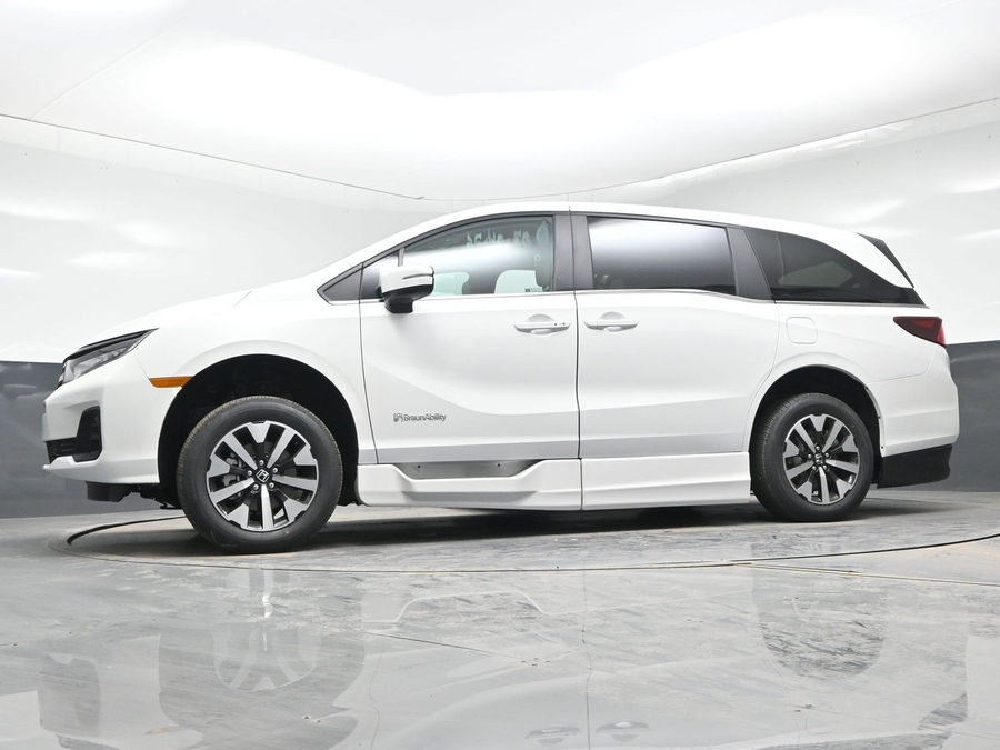 White Honda Odyssey image number 19